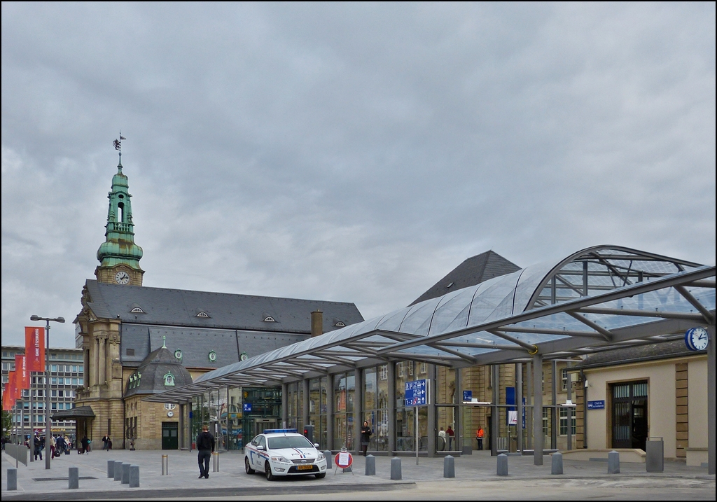 - 100 Jahrfeier des Bahnhofs von Luxemburg Stadt - Das Empfangsbebude wurde zwischen 1907 und 1912 gebaut und musste 100 Jahre alt werden, bevor es zum ersten Mal offiziel eingeweiht wurde. Es wird vermutet, dass damals die Einweihungsfeier einfach vergessen wurde. 

Seit der Anbindung an das franzsische TGV Netz (Juni 2007) war eine Kapazittserweiterung des Bahnhofs dringend notwendig geworden. Heute durchqueren etwa 55.000 Personen tglich den Bahnhof, whrend 750 Zge ein- und ausfahren. Die Modernisierungsarbeiten, die sich auf 95 Millionen Euro belaufen, sind nun weitgehends abgeschlossen und die offizielle Einweihung, sowie die 100 Jahr Feier konnten gleichzeitig stattfinden. 23.09.2012 (Jeanny)