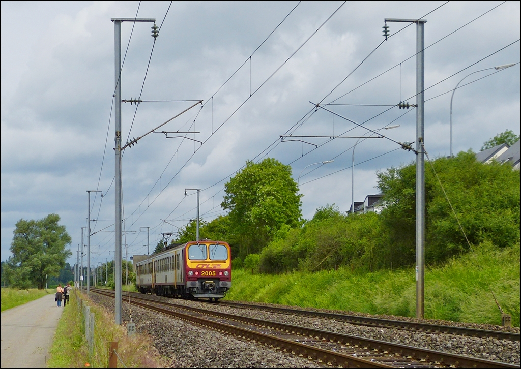 . Ein Bahnfotograf und seine Kamera Assistentin beim Fotografieren des Z 2005 zwischen Lintgen und Mersch. 15.06.2013 (Jeanny)