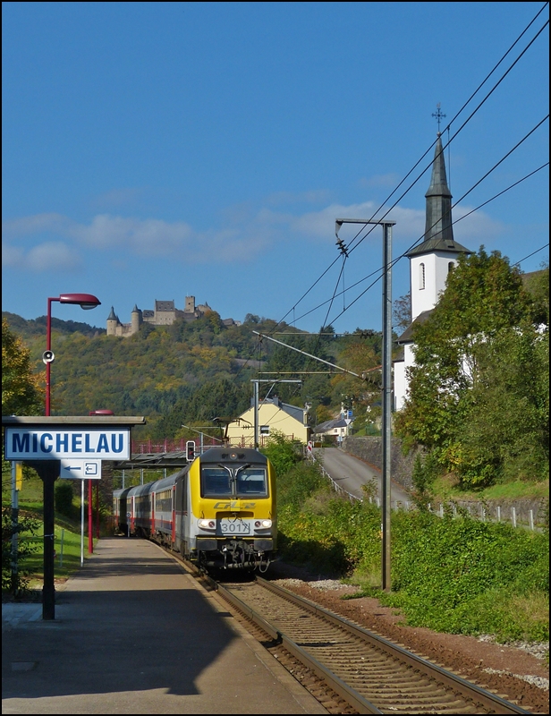 - Herbst - Die 3017 zieht am 10.10.2012 den IR 115 Liers - Luxembourg durch das herbstliche Michelau vor der Kulisse der Burg Bourscheid. (Hans)