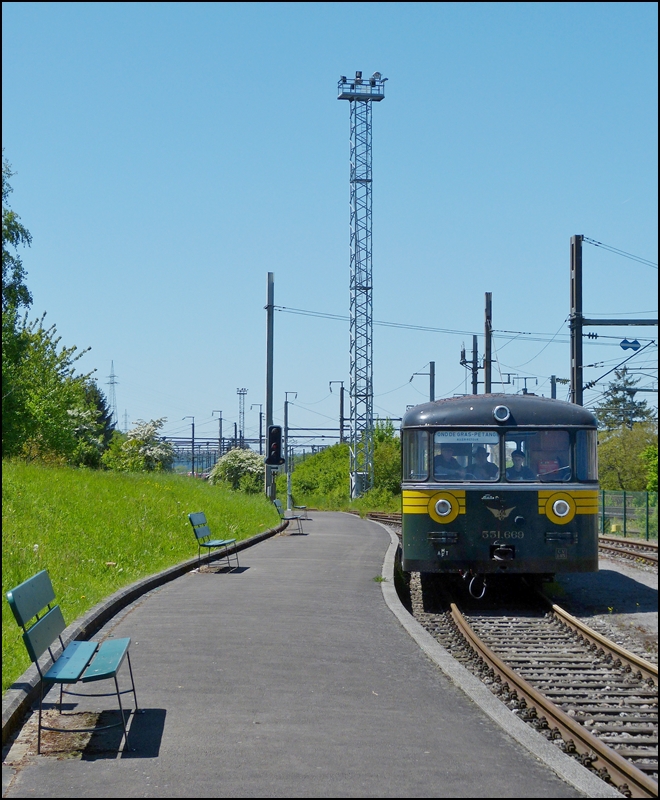 . Museumsbahn Train 1900 - Viele leere Oma Bnke warten in Ptange darauf benutzt zu werden bei der Einfahrt des Uerdinger Schienenbusses 551.669 am 02.06.2013. (Jeanny)