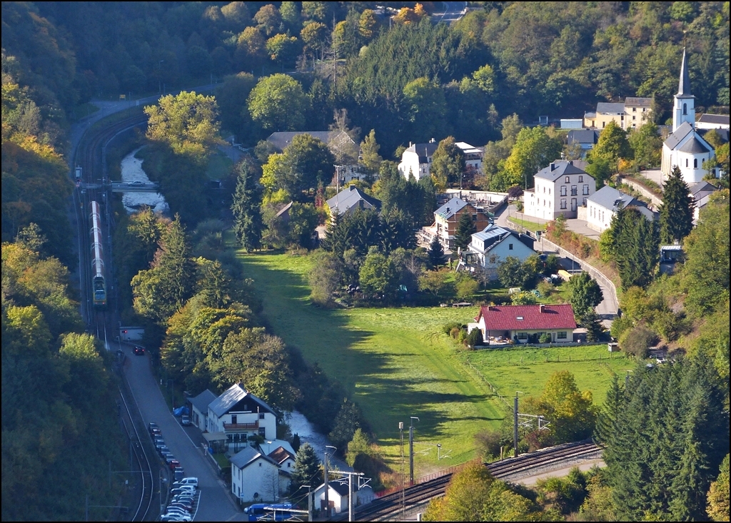 - Schattendasein - Am Aussichtspunkt Hockslay in Kautenbach kann man die Stichstrecke nach Wiltz beobachten, zusammen mit der RB 3214 Luxembourg - Wiltz, die von einer Lok der Srie 3000 vorbei an der Ortschaft Kautenbach gedrckt wird. 01.10.2012 (Jeanny)