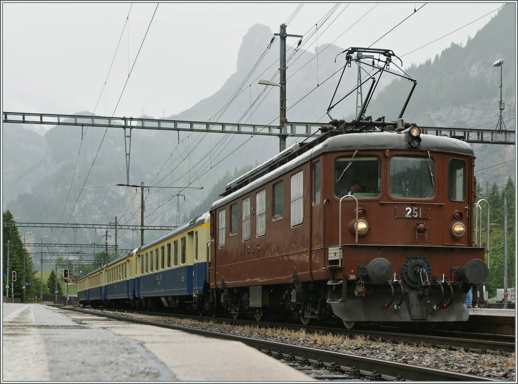 100 Jahre BLS: Erstklsssig: Ae 4/4 251 mit einem BLS EW I Zug in Kandersteg.
29. Juni 2013