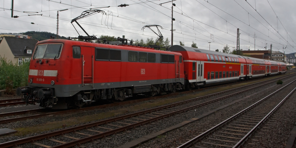 111 011-3 ist mit dem RE 9 am 18.09.2011 abgestellt hinter dem Hbf und Stellwerk (Sf) Siegen. Der Grund im Hbf war durch das 150 jhrige Streckenjubilum (Ruhr-Sieg-Strecke), zu wenig Platz. Interessant ist das die Lok 2-fach aufgebgelt ist. Die Aufnahme ist aus fahrendem Sonderzug gemacht worden.