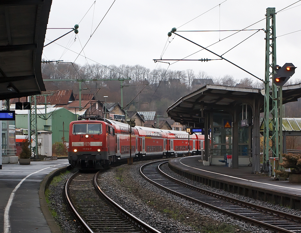 111 014-7 mit RE 9 (Rhein-Sieg-Express) Aachen - Kln - Siegen, fhrt am 17.12.2011 den Bahnhof Betzdorf/Sieg ein.