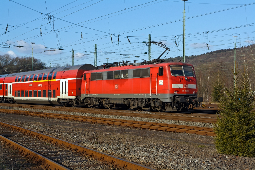 111 079-0 schiebt den RE 9 - Rhein-Sieg-Express (Siegen Hbf - Aachen Hbf) am 04.02.2011, von Betzdorf/Sieg weiter in Richtung Kln.