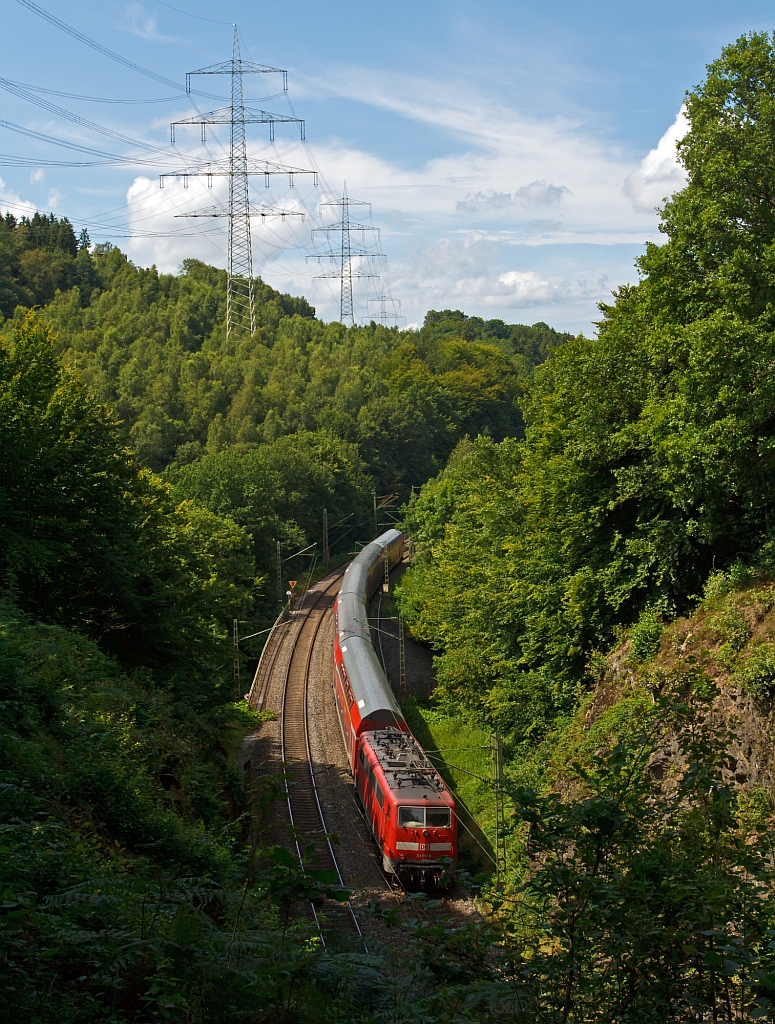 111 118-6 schiebt den RE 9 (Rhein-Sieg-Express) Siegen - Kln - Aachen am 05.08.2012 in Richtung Kln. Hier hat der RE den Scheuerfelder Tunnel verlasen und berquert, wie so oft auf dieser Strecke, die Sieg.