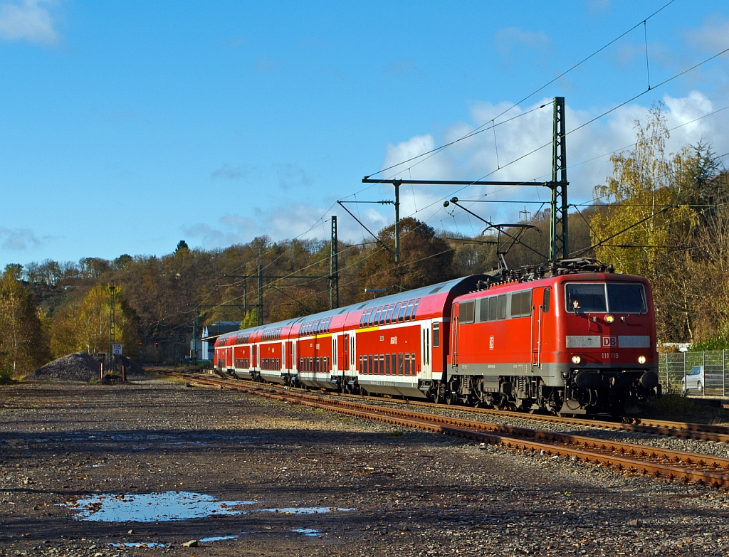111 119-4 rauscht mit dem RE 9 (Rhein-Sieg-Express) Aachen - Kln - Siegen auf der Rhein-Sieg-Strecke (KBS 460) bei km 115,0 in Richtung Siegen vorbei,  hier am 02.11.2012 in Mudersbach.