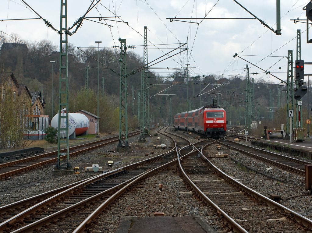 120 208-4 schiebt den RE 9 (Rhein-Sieg-Express) am 14.04.2012 vom Bahnhof Betzdorf/Sieg in Richtung Kln - Aachen. 