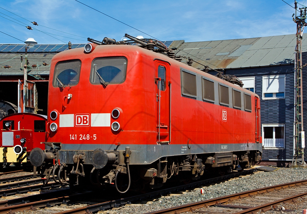 141 248-5 ausgestellt am 18.08.2012 im Sdwestflische Eisenbahnmuseum in Siegen beim Lokschuppenfest. Die Lok wurde 1963 
von Henschel, der elektr. Teil von BBC gebaut.
Sie war einzige in der Versuchslackierung Karlsruher Wendezug (grn-beige)
