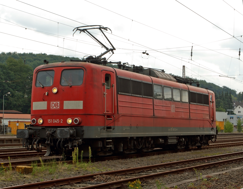 151 045-2 der DB abgestellt in Kreuztal am 16.08.2011. Die Lok hat gerade aufgebgelt.