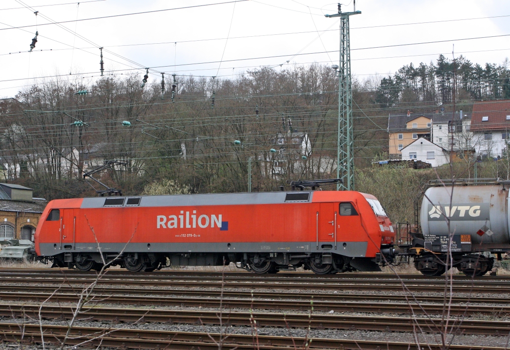 152 079-0 der DB Schencker Rail mit Kesselwagen-Zug fhrt am 31.03.2012 bei Betzdorf Richtung Siegen.