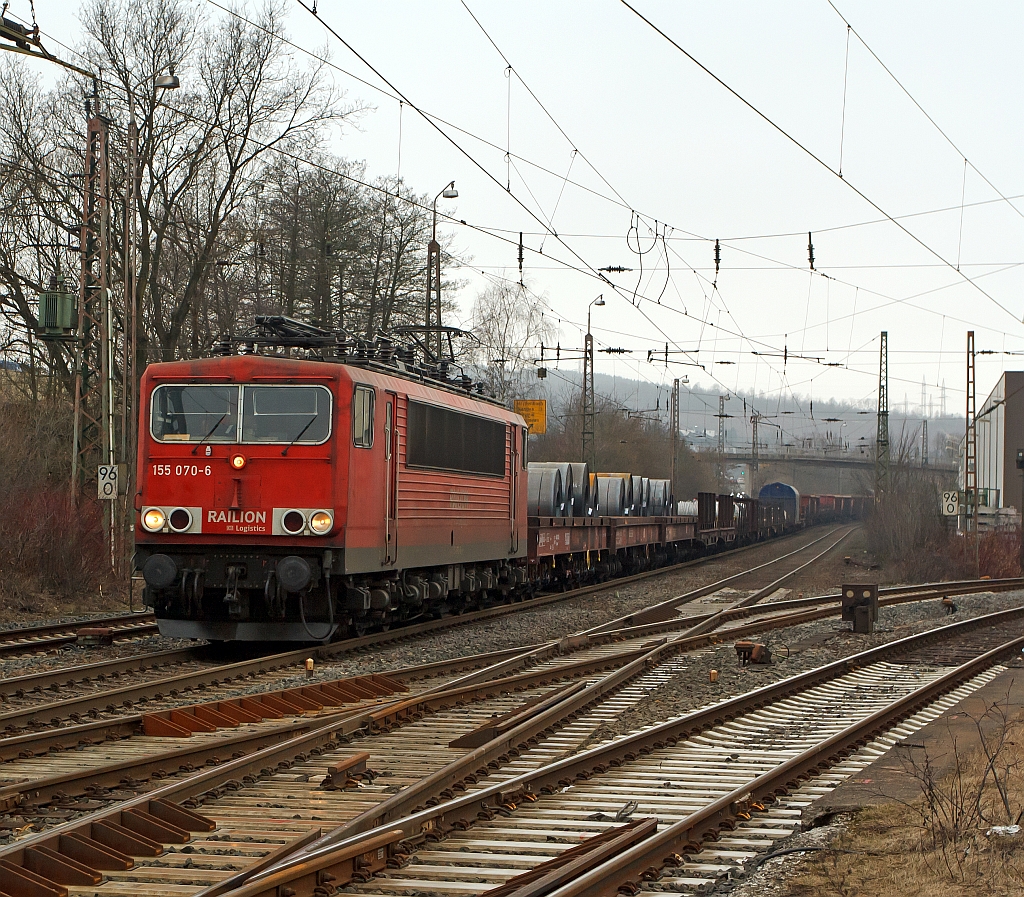 155 070-6 der DB Schencker Rail bringt einem gemischten Gterzug aus Richtung Hagen hier 10.03.2012 kurz vom Bf Kreuztal.