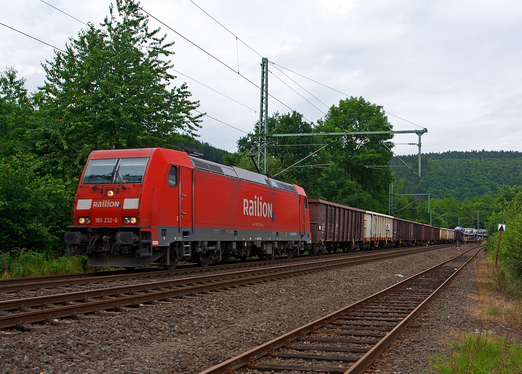 185 232-6 der DB Schenker Rail zieht eine gemischten Gterzug in Richtung Kln, hier am 30.06.2012 bei Betzdorf (Sieg).