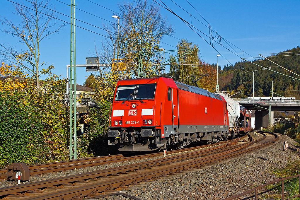185 376-1 (eine Bombardier TRAXX F140 AC2  und somit eine BR 185.2) zieht einen gemischten Gterzug, auf der Siegstrecke (KBS 460) in Richtung Kln, hier am 27.10.2012 kurz vor dem Bahnhof Betzdorf/Sieg (bei km 122,8).