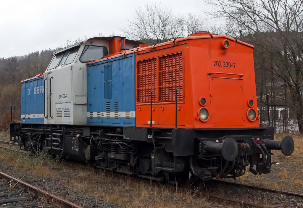 202 330-7 (ex DR 110 330-8) eine V 100.1 abgestellt am 04.12.2011 in Betzdorf/Sieg. Die Lok wurde 1971 bei LEW unter der Fabrik-Nr. 12839 gebaut.