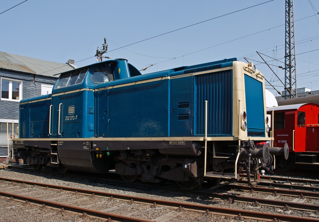 212 372-7 (V100.20) am 23.04.2011 im Sdwestflische Eisenbahnmuseum in Siegen. Die Lok wurde 1965 bei Deutz mit der Fabriknummer 57772 gebaut und als V100 2372 in Dienstgestellt, sie hat eine Leistung von 1350 PS.