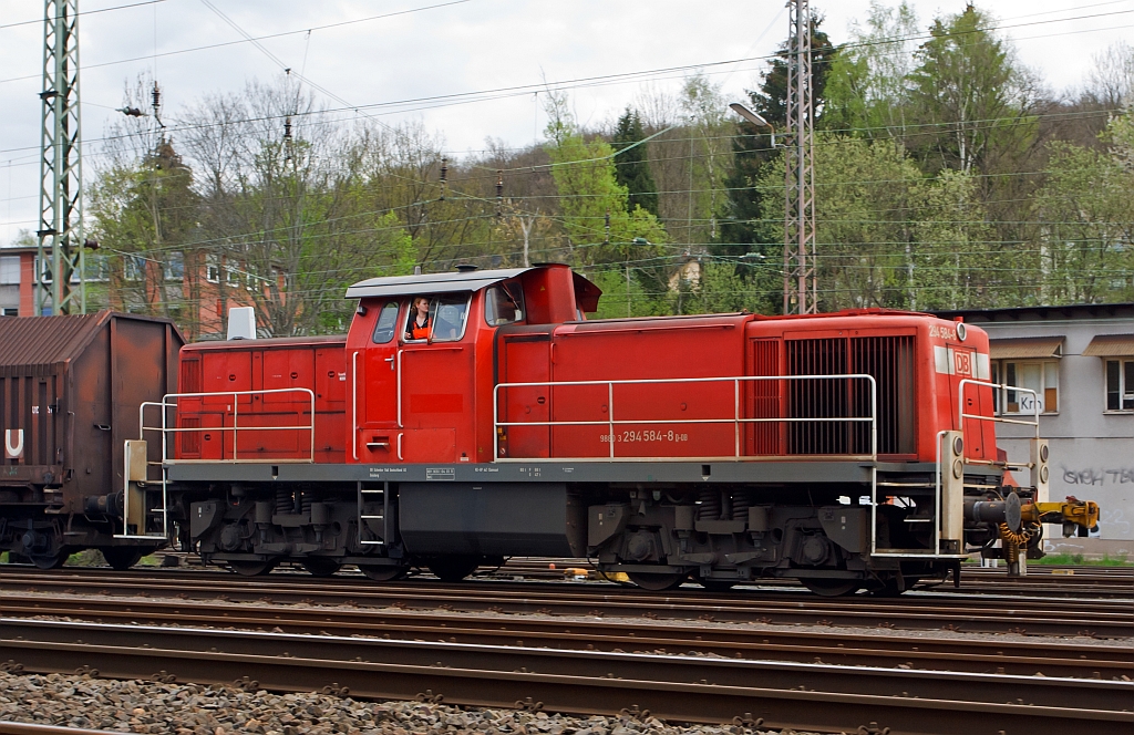 294 584-8 (V 90 remotorisiert) der DB Schenker Rail kommt am 30.04.2012 mit einem Gterzug im Rangierbahnhof Kreuztal an.
Die V 90 wurde bei Deutz 1968 unter der Fabriknummer  58314 gebaut und als 290 084-3 an die DB geliefert. 1996 erfolgte der erste Umbau und Umzeichnung in 294 084-9, 2002 die Remotorisierung mit MTU-Motor 8V 4000 R41 und Umzeichnung in 294 584-8.