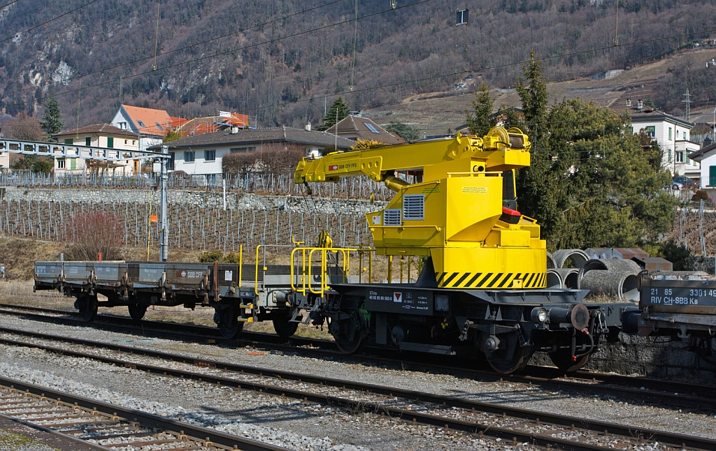 30t Bendini Kranwagen XTms 85 95 85 583-9 der SBB mit Schutzwagen, abgestellt am 26.02.2012 im Bahnhof Villeneuve (Genfersee).
