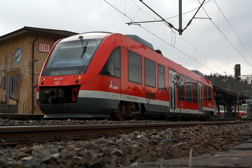 640 003 ein LINT 27 der DreiLnderBahn hat als RB 95 (Au – Betzdorf – Siegen) am 04.03.2012 den Bahnhof Betzdorf/Sieg verlassen und fhrt weiter in Richtung Siegen.