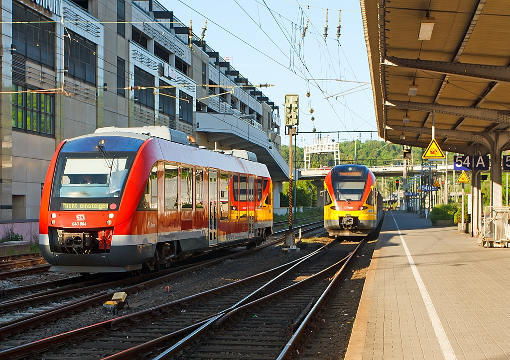 640 004 (LINT 27) der DreiLnderBahn rangiert am 28.05.2012 im Hbf Siegen, recht steht 429 045 (5-teiliger FLIRT) der HLB (Hessischen Landesbahn) als RE 99 (Main-Sieg-Express) Siegen - Gieen - Frankfurt/Main.