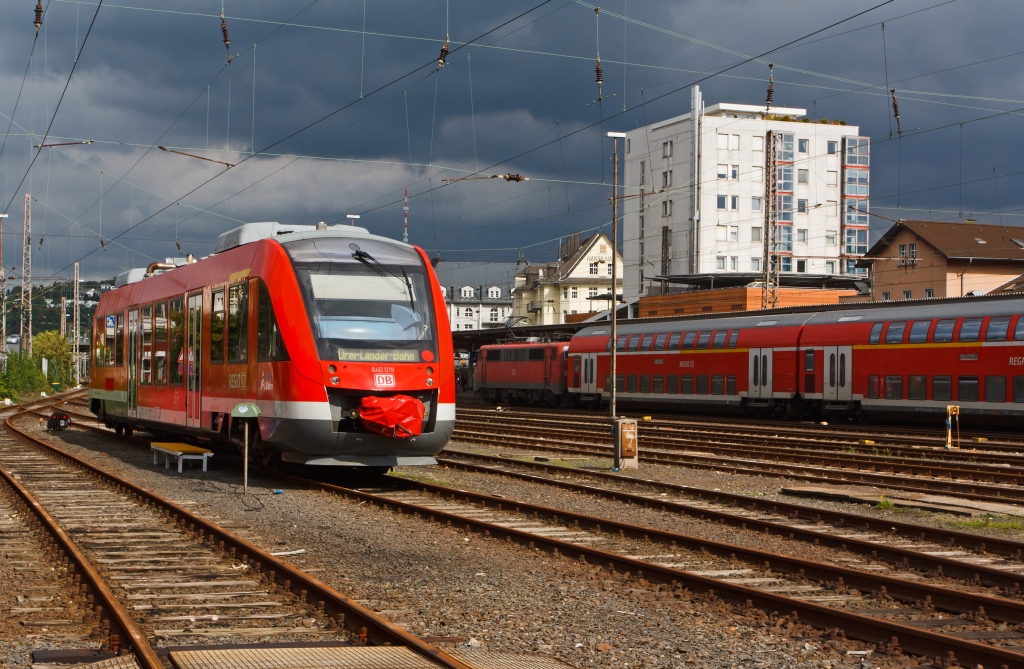 640 019 (LINT 27) der Dreilnderbahn abgestellt am 17.09.2011 am Hbf Siegen. Hinten steht eine 111 093-1 mit dem RE 9 (Rhein-Sieg-Express). Die Aufnahme wurde aus dem Sdwestflischen Eisenbahnmusem gemacht.