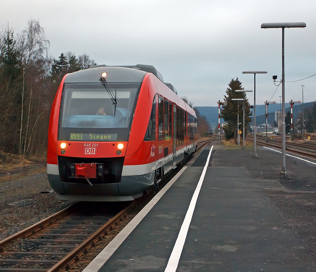 648 001 / 201 (LINT 41) kommt als RB 93 von Bad Berleburg und fhrt in den Bahnhof Erndtebrck ein, nach dem Halt fhrt er weiter ber Kreuztal nach Siegen. Er befhrt die KBS 463 Rothaarbahn.