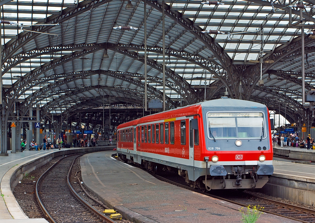 928 704 / 628 704 der DB verlsst am 07.07.2012 als RB 38 - Erft-Bahn den Hbf Kln in Richtung Kln-Deutz. Der Triebwagen wurde 1995 von der DWAG (Dsseldorfer Waggonfabrik AG),  unter den Fabriknummern 91339 Motorwagen und 91340 Steuerwagen, gebaut.
