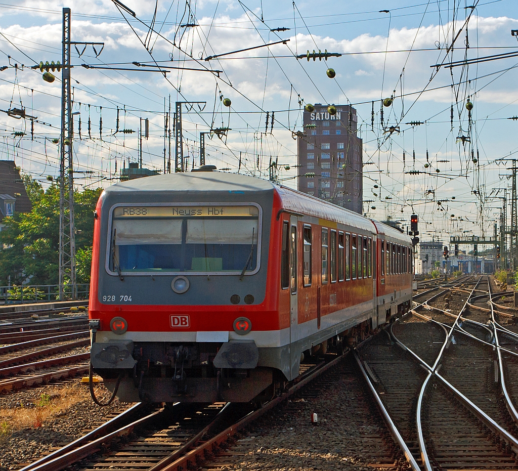 928 704 / 628 704 der DB verlsst am 07.07.2012 als RB 38 - Erft-Bahn den Hbf Kln in Richtung Neuss. Der Triebwagen wurde 1995 von der DWAG (Dsseldorfer Waggonfabrik AG),  unter den Fabriknummern 91339 Motorwagen und 91340 Steuerwagen, gebaut.