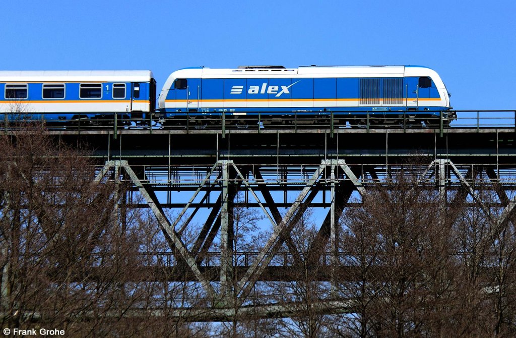Abwechslung bringt die Vogtlandbahn mit Ihren ALEX-Zgen: Hier VBG 223 068-8 vor ALX 84115 Hof - Mnchen, KBS 855 Regensburg - Hof, fotografiert auf dem Thlauer Viadukt am 28.04.2012 