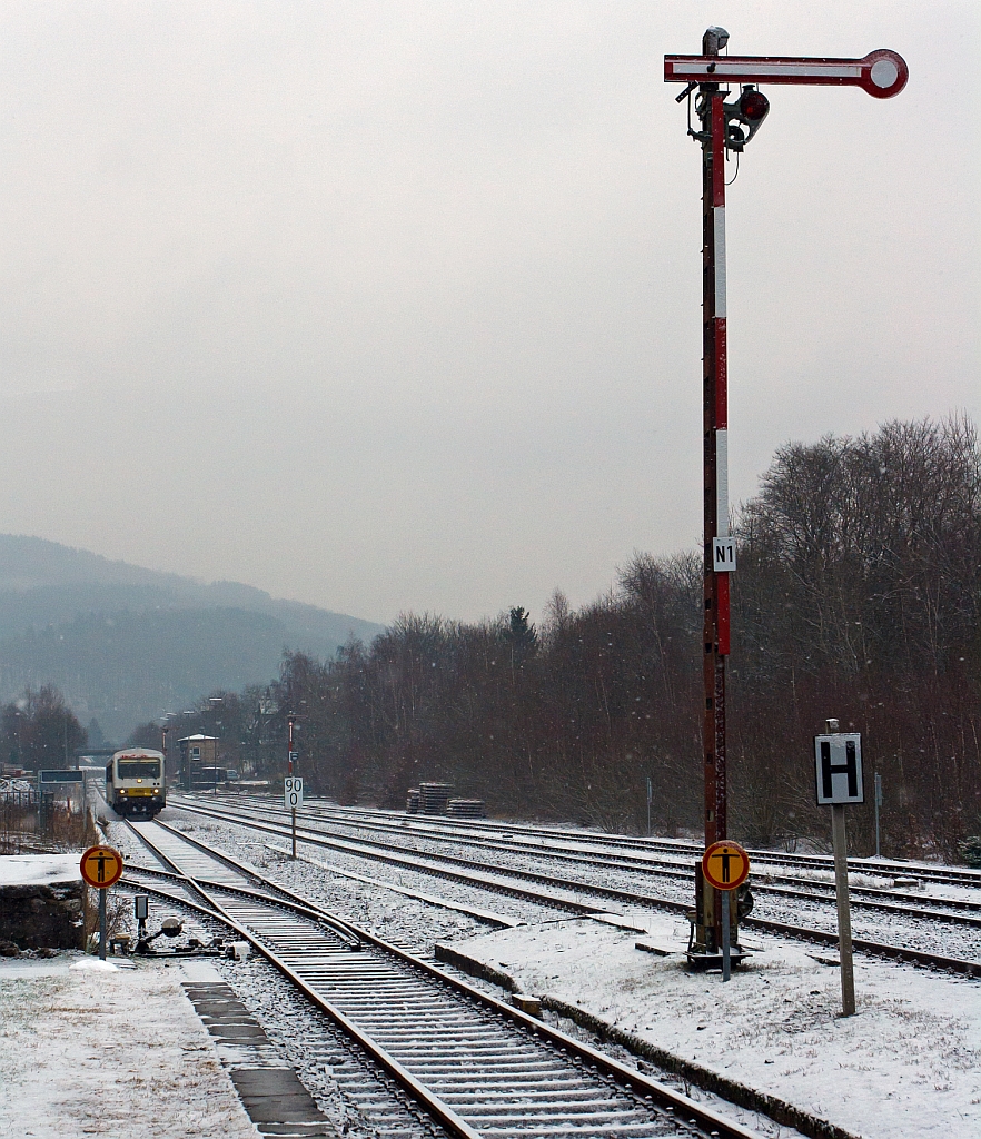 Als Ersatzverkehr fr die Hellertalbahn fhrt am 19.02.2013 (9:10 Uhr) der Dieseltriebwagen  VT/VS 51 (BR 628.4)  Daadetalbahn  der Westerwaldbahn (WEBA) , als RB 96 - Hellertalbahn (Dillenburg-Haiger-Neunkirchen-Herdorf-Betzdorf), in den Bahnhof Herdorf ein.