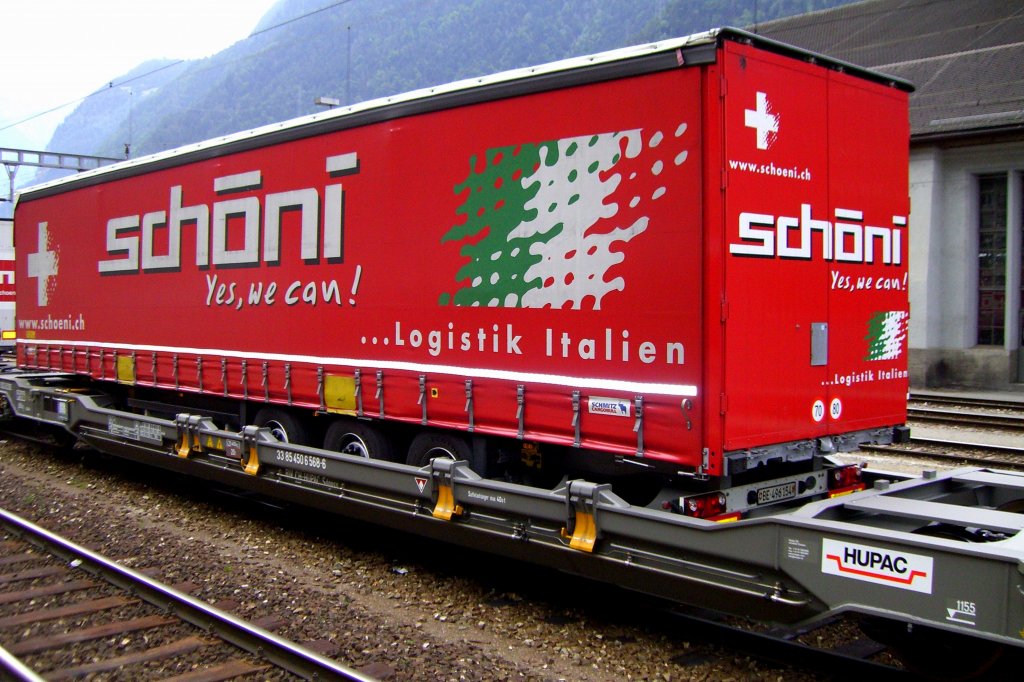 Als Pendant zum Wascosa-Wagen, den Armin in Linz aufgenommen hat, hier ein Taschenwagen der HUPAC mit einem Sattelauflieger der Spedition Schni, aufgenommen am 29.07.2007 in Erstfeld.