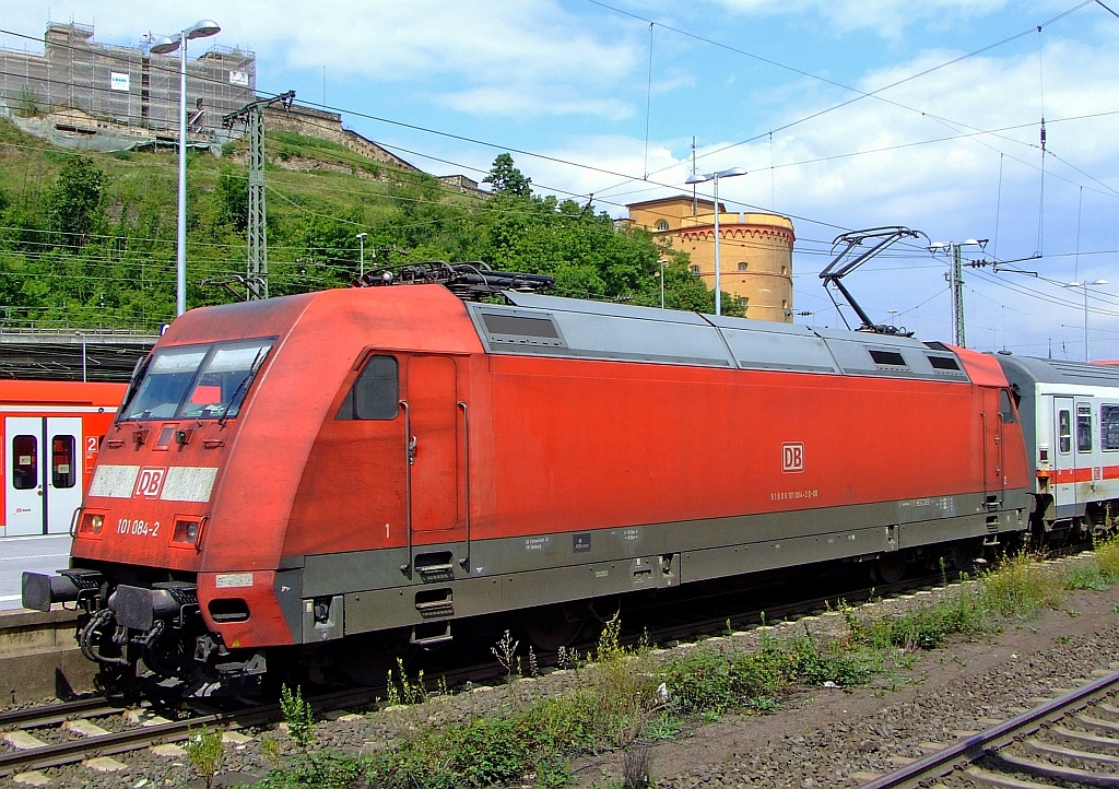 Am 02.08.2010 steht 101 084-2 mit IC im Hbf Koblenz. 145 Loks wurden bei Adtranz zwischen 1997 und 1999 gebaut und stehen bis heute im Dienst der Deutschen Bahn AG . Hchstgeschwindigkeit bei einer Zuglast von 500t betrgt 220 km/h. berwiegend sind sie  vor IC- und EC-Zgen zusehen, ab und zu  aber auch vor Gterzgen. Mit ihren 6.400 KW sind sie ein Allroundpferd.