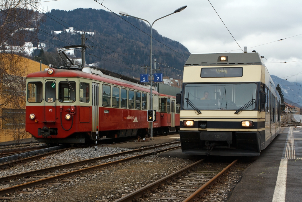Am 26.02.2012 im Bahnhof Blonay: Auf Gleis 1 (rechts) steht der Be 2/6 - 7001 (Stadler GTW 2/6) der MVR (Transports Montreux–Vevey–Riviera) zur Abfahrt nach Vevey bereit,  links auf Gleis 3  (dieses geht mit Zahnstange System Strub hinauf zum Les Pliades 1.360 m . M) der Gepcktriebwagen BDeh 2/4 Nr. 73 mit Steuerwagen Bt 222 der MVR. 