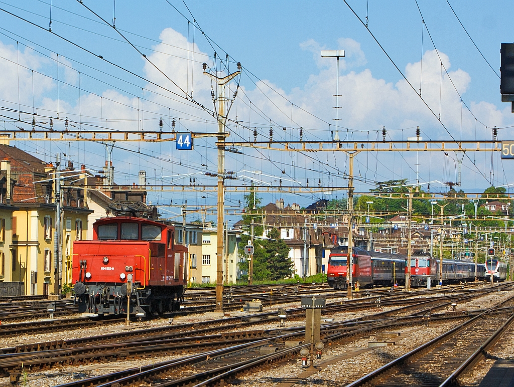 Am 29.05.2012 am Bahnhof Lausanne, links ist die SBB Ee 934 553-0 (ex Ee 3/3 IV - 16 553) abgestellt, rechts ein paar Abstellgruppen. 

Die Ee 3/3 IV ist eine 4-Stromsystem-Lok (15 kV 16,7 Hz AC, 25 kV 50 Hz AC, 3 kV DC und 1,5 kV DC), diese komplizierte Technik erforderte hhere und breitere Aufbauten vor und hinter dem Fhrerstand und fhrte zu niedrigerer Leistung (390 kW / 530 PS). Zugleich konnte dank des moderneren Kuppelstangenantriebs die Hchstgeschwindigkeit auf 60 km/h angehoben werden. Insgesamt wurden 10 dieser Loks 1962-1963 bei SLM/SAAS gebaut.