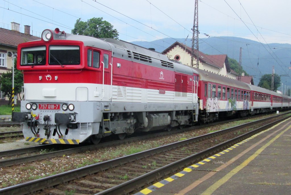 Am 30 Mai 2015 steht 757 018 in Vrutky.