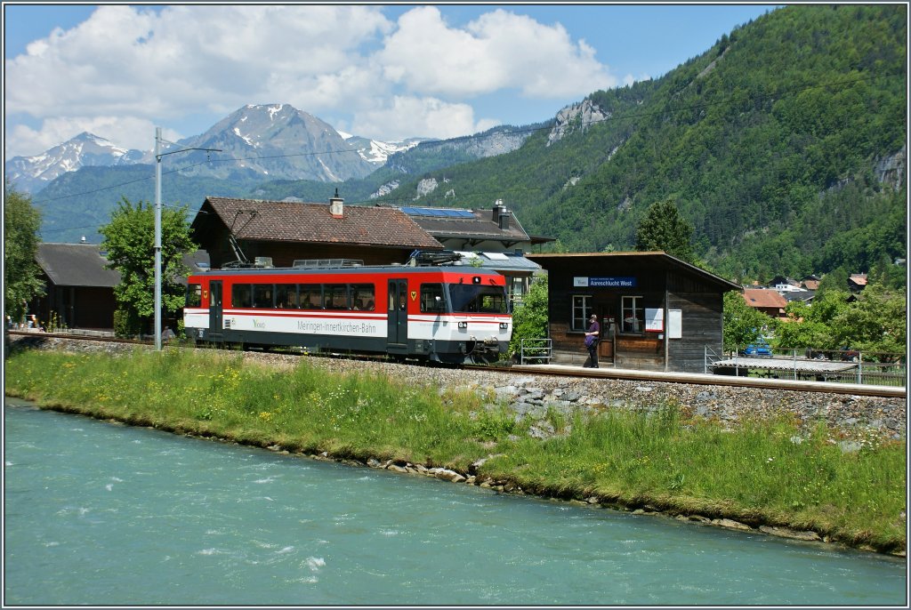 An der Haltestelle  Aareschlucht-West  trifft gerade der Regionalzug nach Innertkirchen ein.
(07.06.2013)