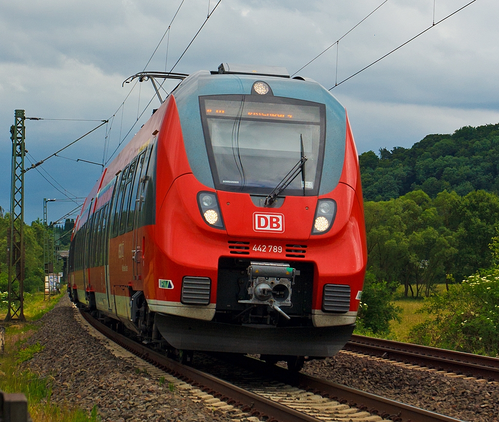 Auch an der Dill die Hamster nun angekommen...
Der 442 789 / 442 289 ein vierteiliger Bombardier Talent 2 der DB Regio als SE 40 Mittelhessen-Express (Frankfurt Hbf – Friedberg – Butzbach – Gieen – Wetzlar – Herborn – Dillenburg) - Umlauf RE 15116, hier am 22.06.2013 kurz vor dem Bf. Niederscheld (Dillenburg Sd).