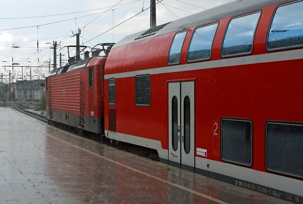 Auch in Kln ist man Wasserdicht... 143 825-8 schiebt die RB 27 (Rhein-Erft-Bahn) Mnchengladbach - Kln - Troisdorf – Koblenz in den Hbf Kln am 07.07.2012.