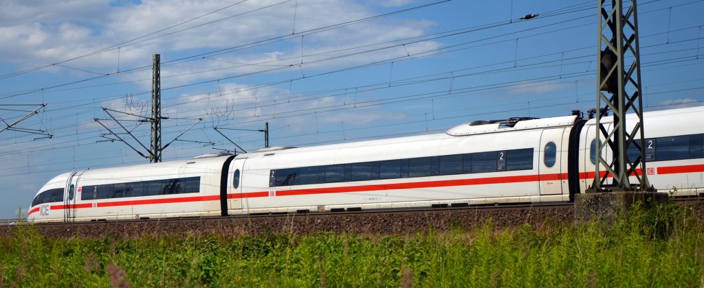 Aufgrund er Aufnahmeposition scheint der ICE 3 ber die Schienen zu schweben. Der Zug befindet sich am 07.07.2012 auf dem Weg nach Kln zwischen Porz-Wahn und Porz (Rhein)
