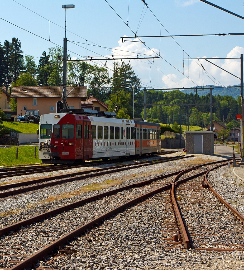 Be 4/4 122 mit Bt 224 der tpf (Transports publics fribourgeois) fhrt am 28.05.2012 in den Bahnhof Palzieux, hier ist Endstation der Meterspurigen Gleise, der Strecke Palzieux - Bulle - Montbovon. Auf der anderen Seite die Bahnhofes ist der Anschlu an die SBB normalsurige Strecke Freiburg - Lausanne.
