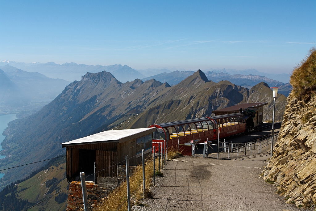 Bergbahnhof Rothorn Kulm  (2.244 m . M.) am 01.10.2011. Die Heizl befeuerten BRB Lok 16 steht auf der Bergstation.