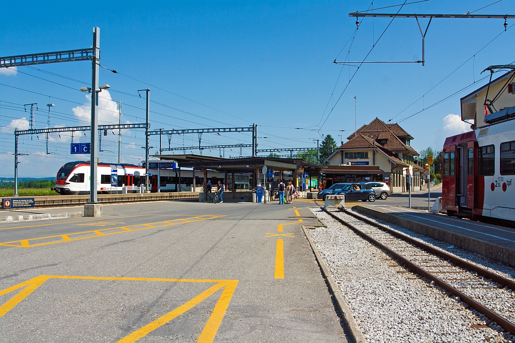 Blick auf den Bahnhof Palzieux am 28.05.2012. Aus dieser Richtung ist sehr gut der Anschlu zweier Bahnstrecken und -spurweiten zusehen. Rechts ist Endstation der meterspurigen Strecke Palzieux - Bulle - Montbovon der tpf (Transports publics fribourgeois), links die SBB normalsurige Strecke Freiburg - Lausanne.