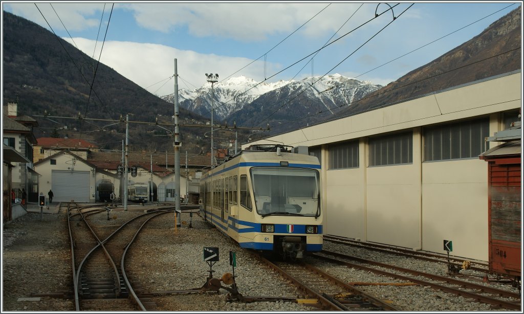 Blick auf dem Fenster des  Treono Panoramico  (auch Sarg genannt) auf den Betriebsbahnhof von Domosossola SSiF am 23.01.2012.