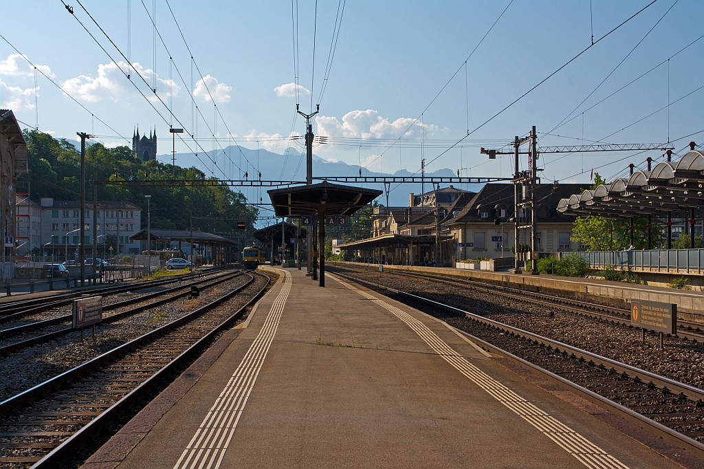 Blick (von Westen) auf den Bahnhof Vevey an der Waadtlnder Riviera (Genfersee), am 28.05.2012. 

Der Bahnhof ist ein Knotenpunkt des ffentlichen Verkehrs, an die Genferseestrecke der SBB, schliessen hier die Strecken der VCh und der MVR an.
Er wurde 1861 im Zuge der Streckenerffnung Lausanne–Villeneuve der heutigen Simplonbahn erffnet.

1902 wurde der Betrieb auf der heutigen MVR-Schmalspurlinie nach Blonay aufgenommen; 1904 die ebenfalls schmalspurige Strecke nach Chtel-Saint-Denis dem Verkehr bergeben. Im selben Jahr wurde die VCh-Strecke zum Bahnhof Puidoux-Chexbres an der Bahnstrecke Lausanne–Bern erffnet. Die Schmalspurlinie nach Chtel-Saint-Denis wurde 1969 stillgelegt und durch eine Buslinie ersetzt.

hnlich wie beim Bahnhof Montreux liegt der bergang zum Hausbahnsteig nicht im Erdgeschoss des Bahnhofsgebudes, sondern im ersten Obergeschoss. Die Gleisanlage umfasst nebst einigen Gtergeleisen einen Seiten- und zwei Mittelperrons.

Die Geleise 1 und 3 sind dem SBB-Verkehr (der Simplonbahn) vorbehalten (Gleis 2 fehlt), von Gleis 5 - welches mit dem Gleis 3 und dem kurzen Gleis 4 am Mittelbahnsteig liegt, verkehrt der Train des Vignes als S31 nach Puidoux-Chexbres. Der Mittelbahnsteig mit den Gleisen 6 (Normalspur) und 7 (Meterspur), welches im Westteil eine kleine Kurve bildet, dient in der Regel nur dem Verkehr der MVR nach Blonay und Les Pliades.