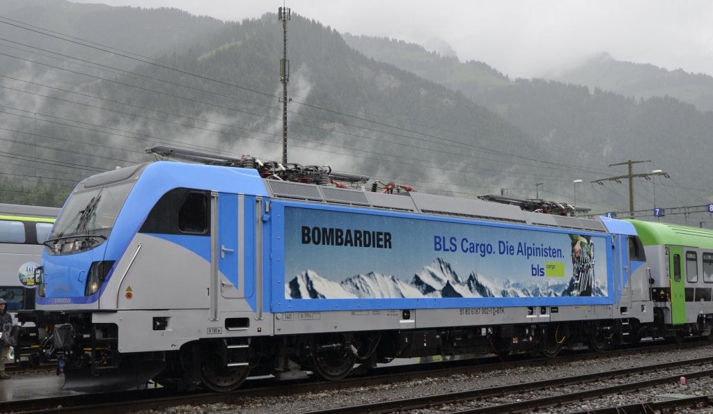 BR 187 Last-Mile-Lokomotive  TRAXX  F140 ACLM, 91 80 6187 002-1 D-BTK.
Anlsslich der Jubilumsausstellung 100 Jahre Ltschbergbahn am 29.u.30.06.2013 in Frutigen stellten BLS Cargo und Bombardier erstmals in der Schweiz die neue Last-Mile-Lokomotive vor.
Ab 2014 wird BLS Cargo als erstes Unternehmen diese Lokomotive mit Wechselstom- und ergnzendem Dieselmotor kommerziell einsetzen.
Zulassung: CH,D,A
Lnge: 18,9m
Gewicht: 87t
Leistung: 5600kw
(Quelle: BLS-u. Bombardier)
