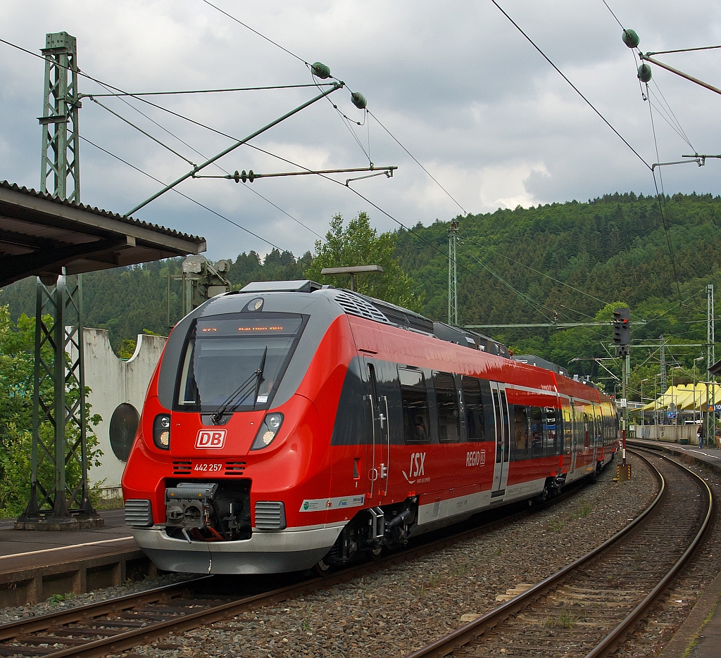 Da kommt er, mein erster Hamster auf der Siegstrecke - 442 257 und 442 260 (Zwei gekuppelte 4-teilige Talent 2) fahren am 12.06.2012 als RE 9 (rsx - Rhein-Sieg-Express) Siegen - Kln - Aachen in den Bahnhof Betzdorf (Sieg) in ein.