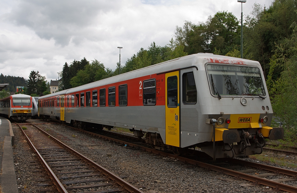 Daadetalbahn VT/VS 51 (BR 628.4) der Westerwaldbahn (WEBA) am 13.06.2011 abgestellt am Bahnhof Betzdorf/Sieg. Der Trieb-/Steuerwagen wurden 1994 bei DWAG unter den Fabrik-Nr. 91341/91342 gebaut. Hinten links steht 628 677-7 (Daadetalbahn) der Westerwaldbahn (WEBA).