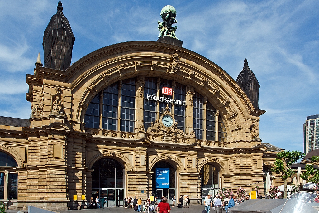 Das Hauptportal (Mittelstck) vom Hauptbahnhof Frankfurt am Main am 25.05.2012. Das Mittelstck im Neorenaissance Stil, ist noch aus dem Erffnungsjahr von 1888.
