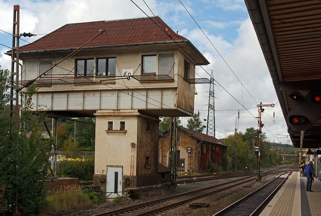 Das Reiterstellwerk Kreuztal Nord (Kn) am Kreuztaler Bahnhof (18.09.2011). Hinten der Rest des ehem. Lokschuppens am dem noch ein kompl. Ringlokschuppen war.