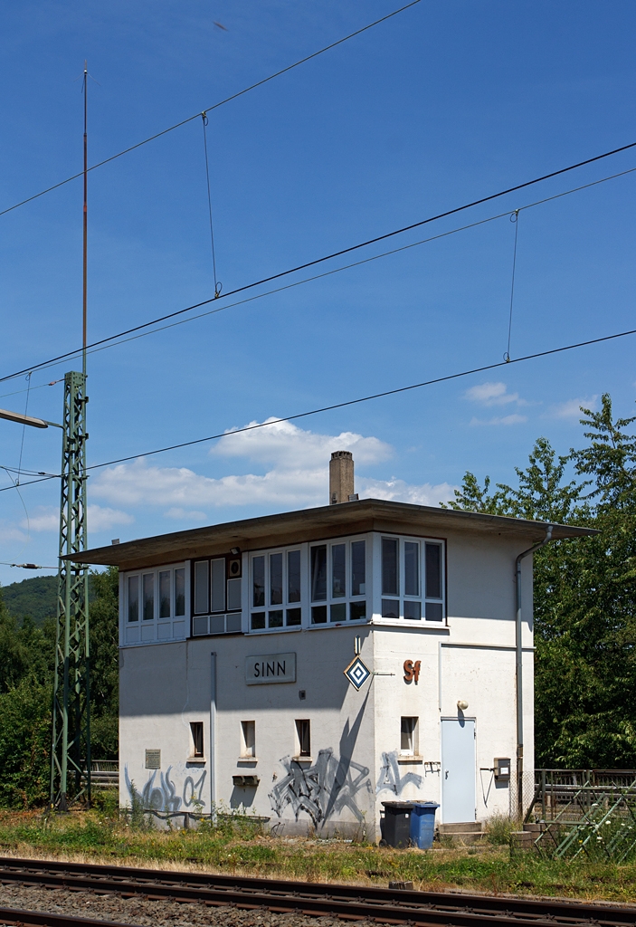 Das Stellwek Sinn Sf (Lahn-Dill-Kreis) an der KBS 445 (Dillstrecke) am 22.07.2013.